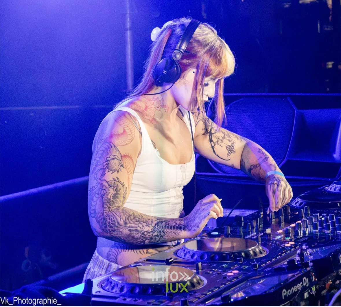DJ aux platines, photo VK Photographie (Vladislav Kry)