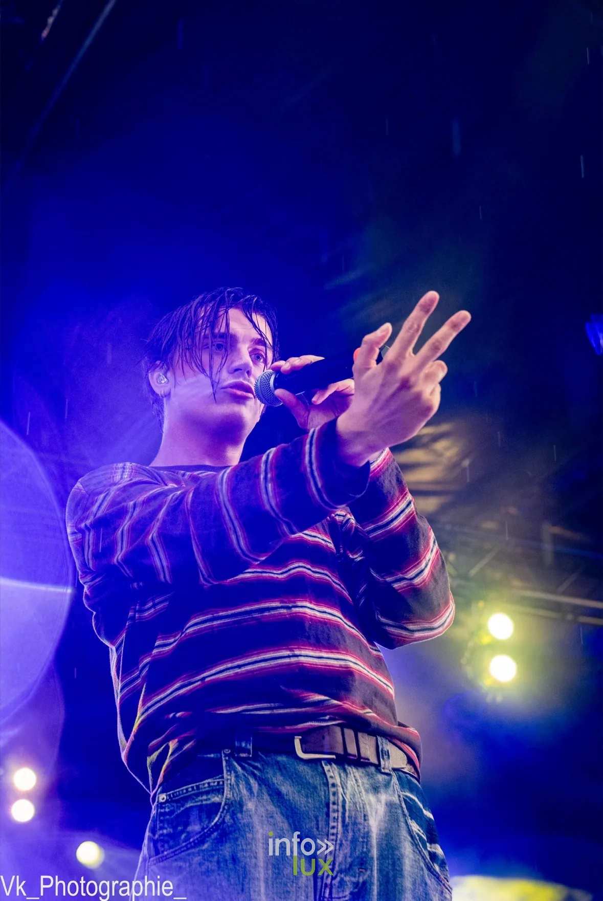 Artiste au micro sur scène, photo VK Photographie (Vladislav Kry)