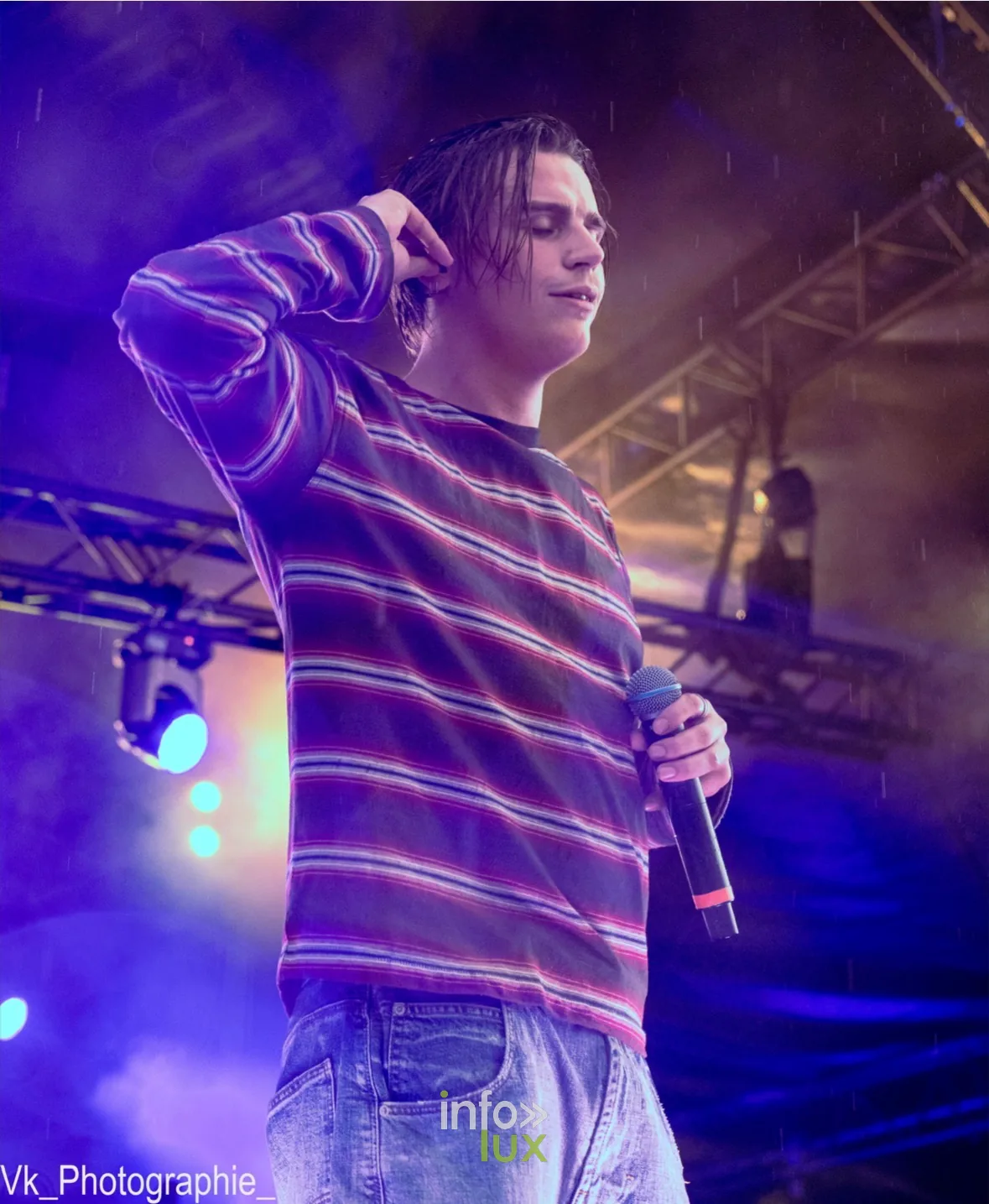 Artiste micro en main sur scène, photo VK Photographie (Vladislav Kry)