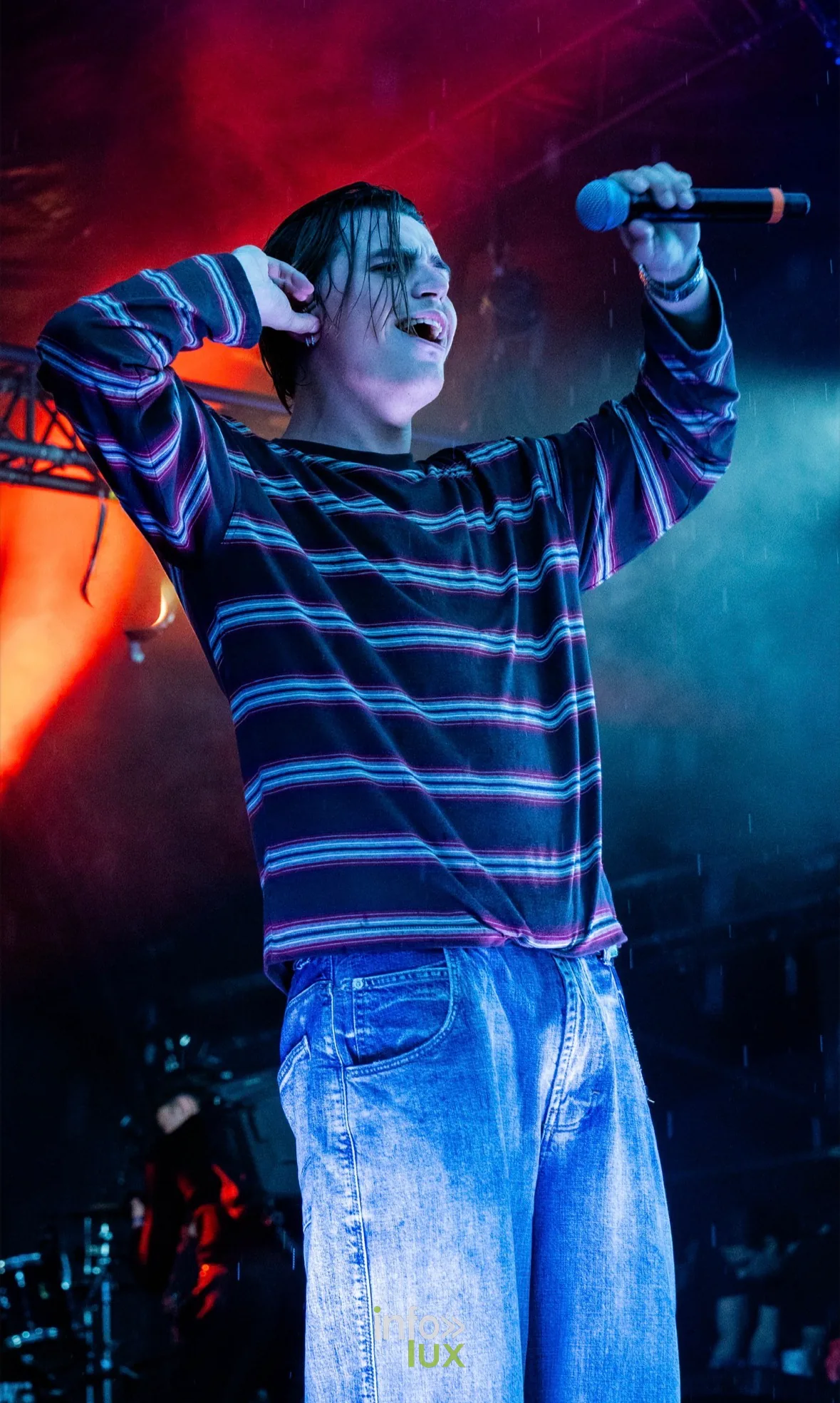 Artiste au micro sur scène, photo VK Photographie (Vladislav Kry)
