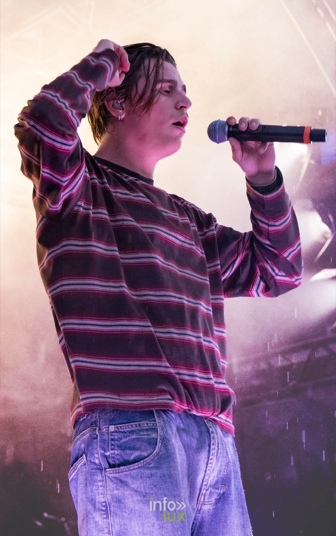Artiste au micro sur scène, photo VK Photographie (Vladislav Kry)