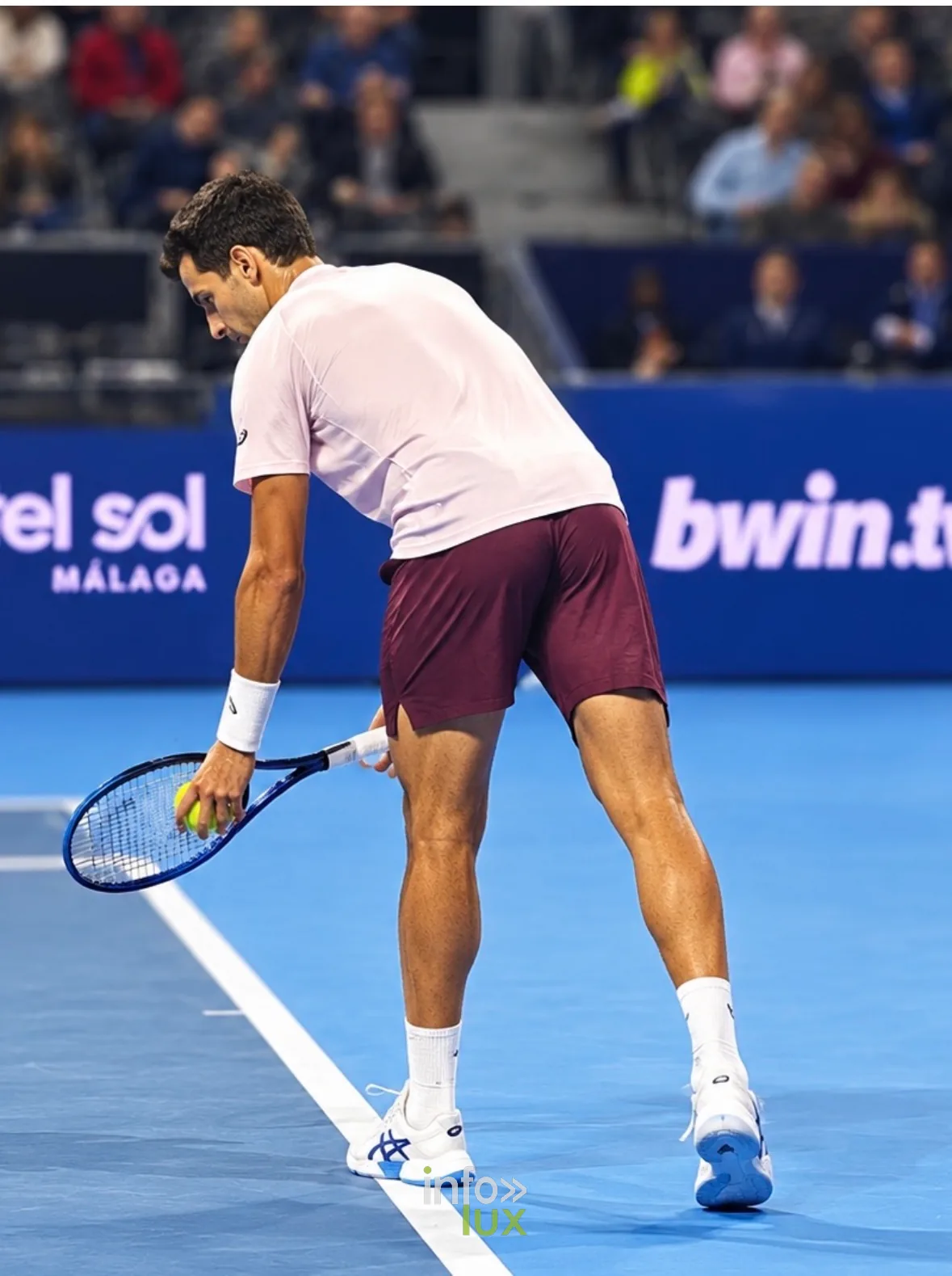 Joueur de tennis avant son service, photo VK Photographie (Vladislav Kry)