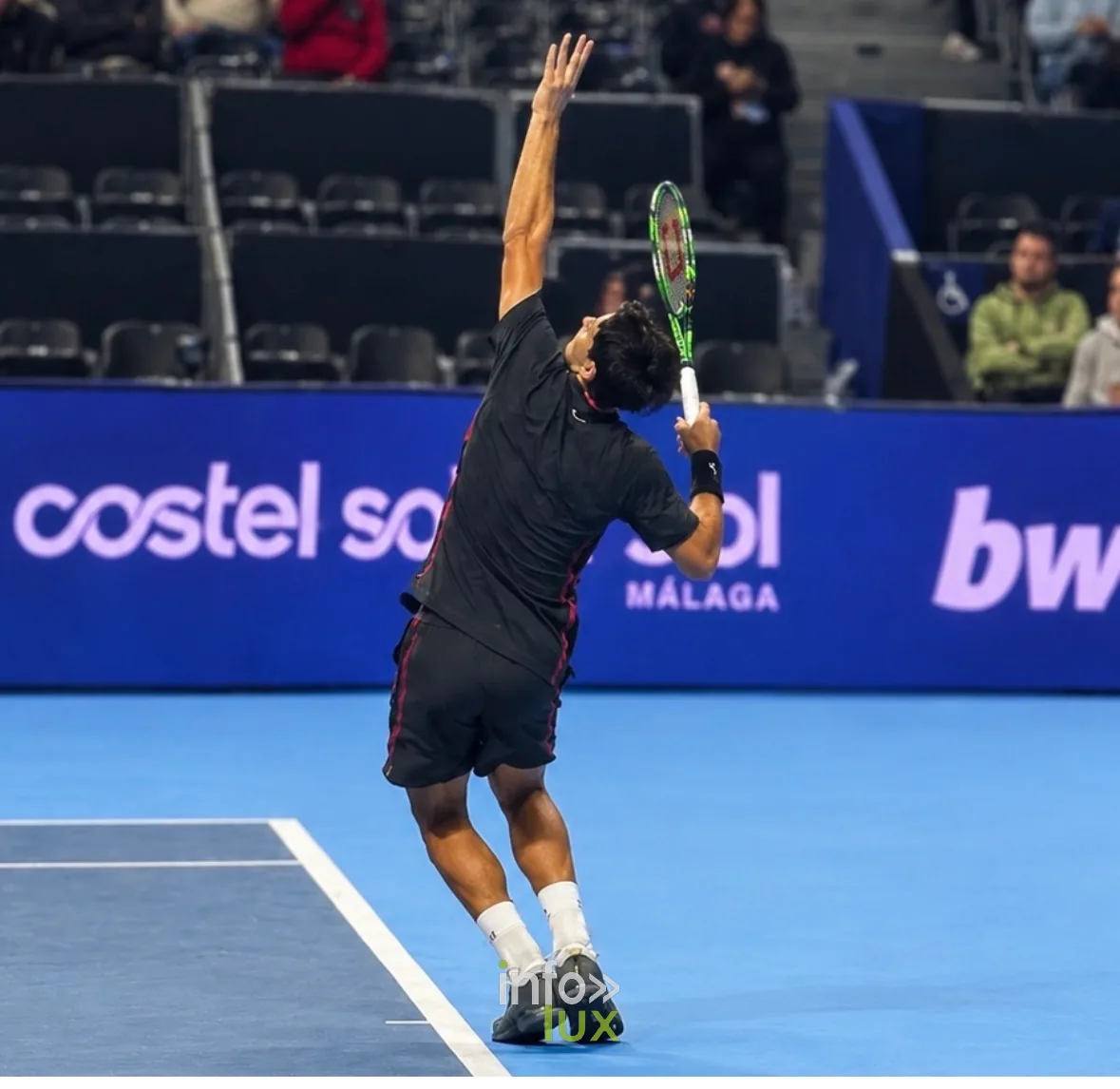 Joueur de tennis au service, photo VK Photographie (Vladislav Kry)