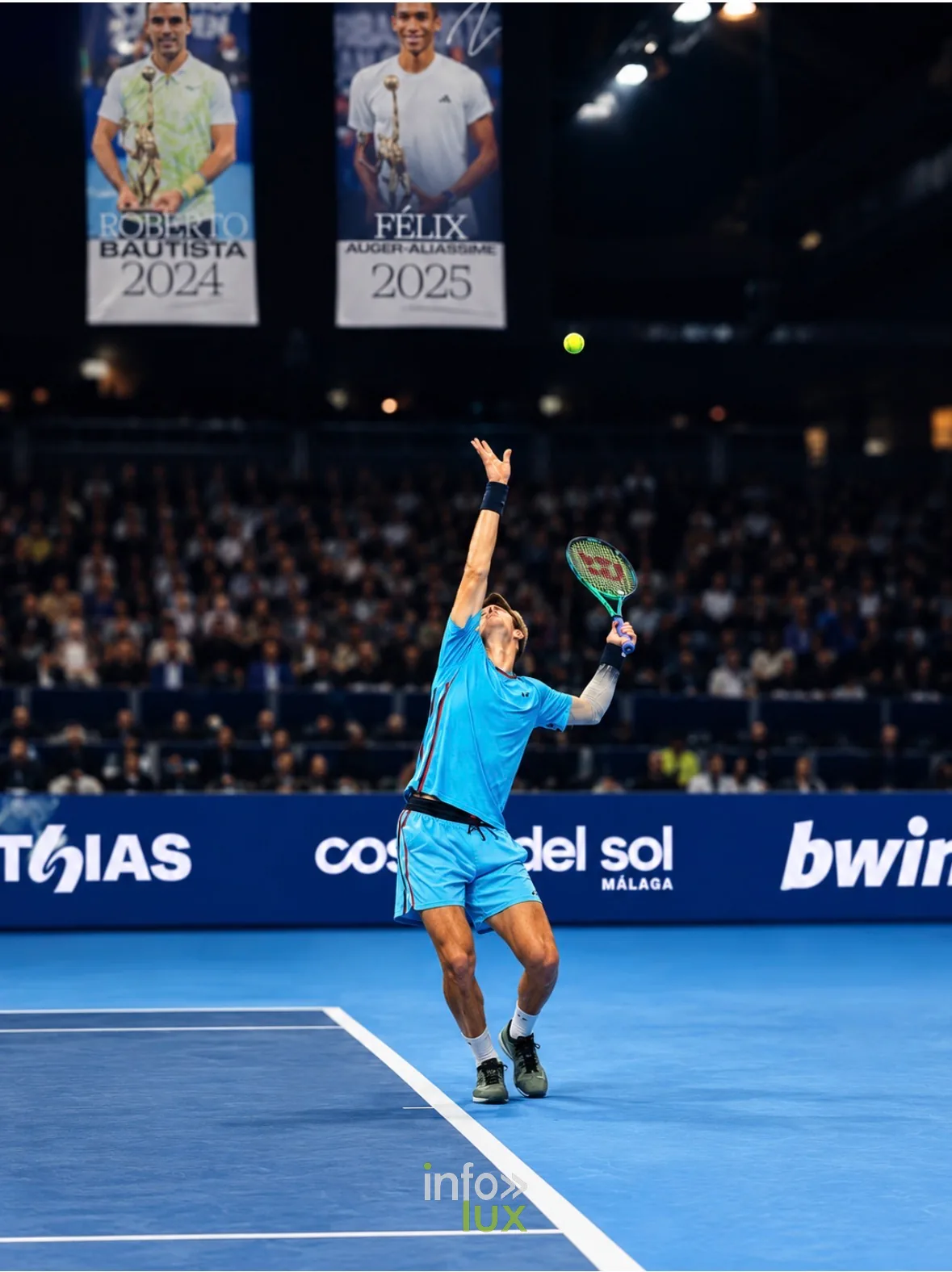 Joueur de tennis au service dans une salle, photo VK Photographie (Vladislav Kry)