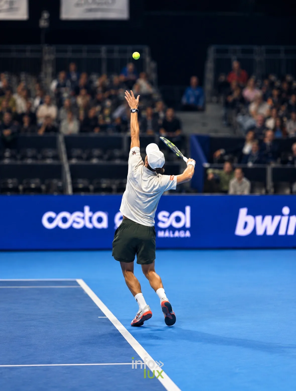 Joueur de tennis au service, photo VK Photographie (Vladislav Kry)