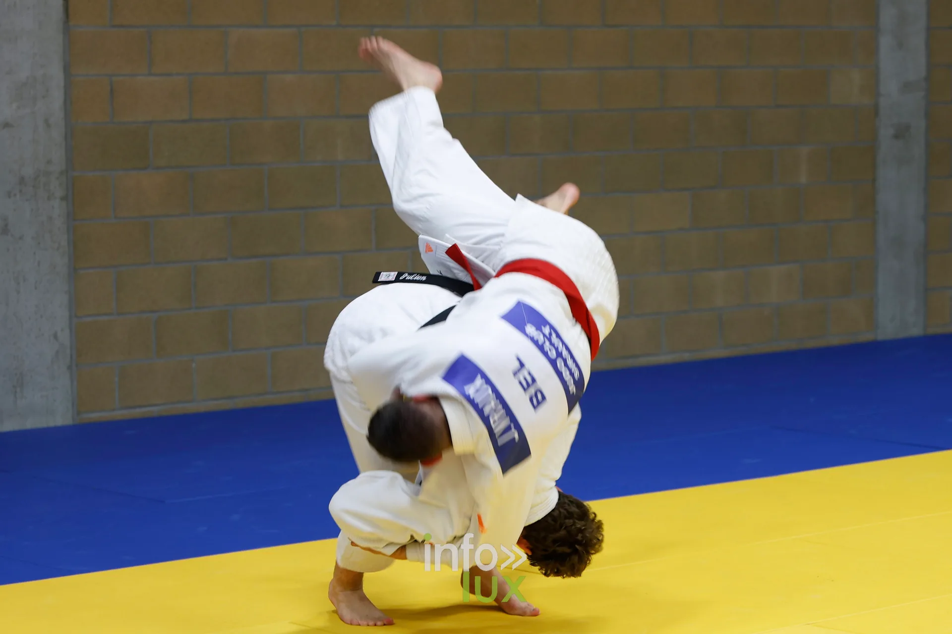 Projection en judo, photo VK Photographie (Vladislav Kry)