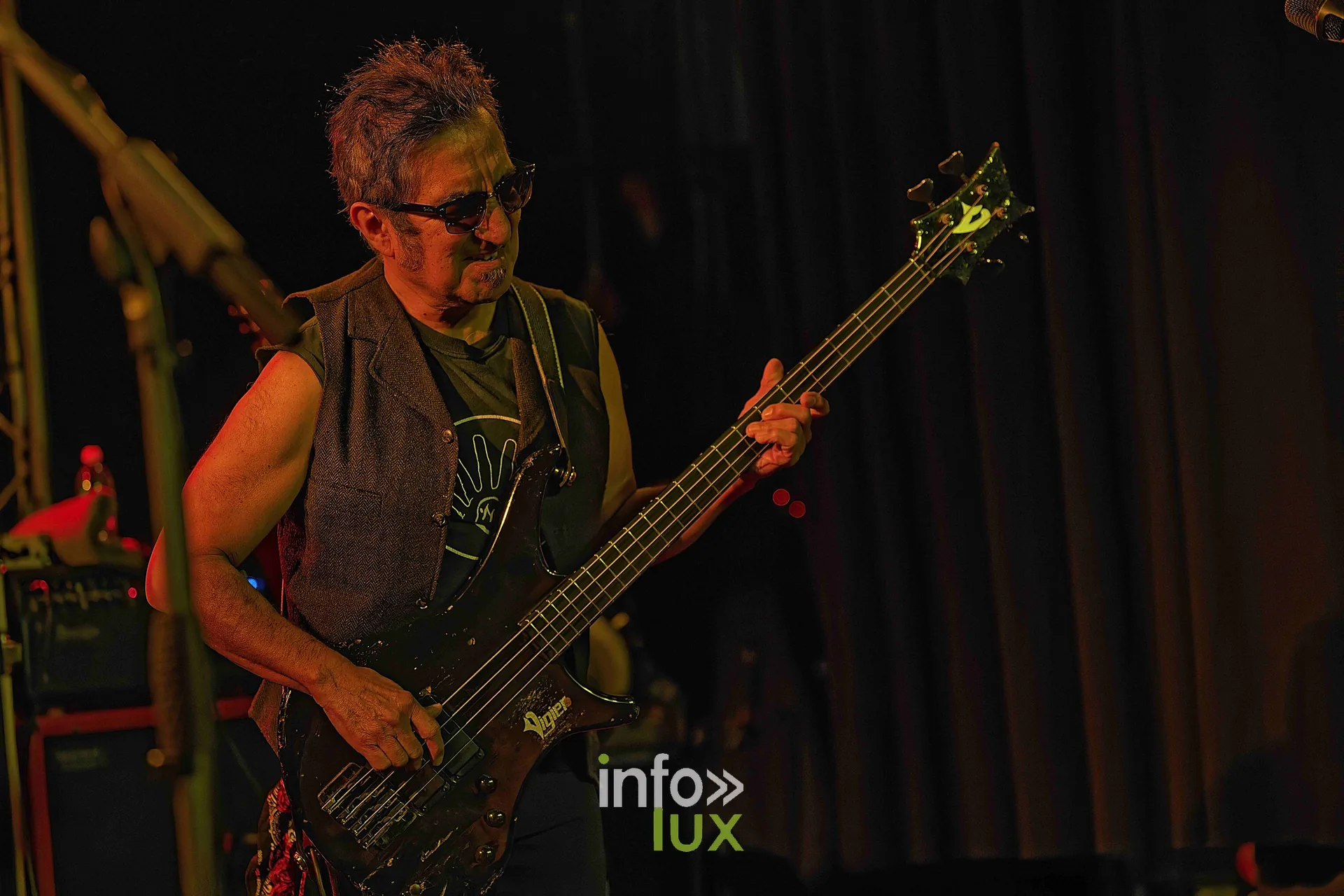 Le bassiste du groupe de Walter Trout, concert au Zik-Zak d’Ittre, 25 octobre 2026 (photo Sante Broccolo)