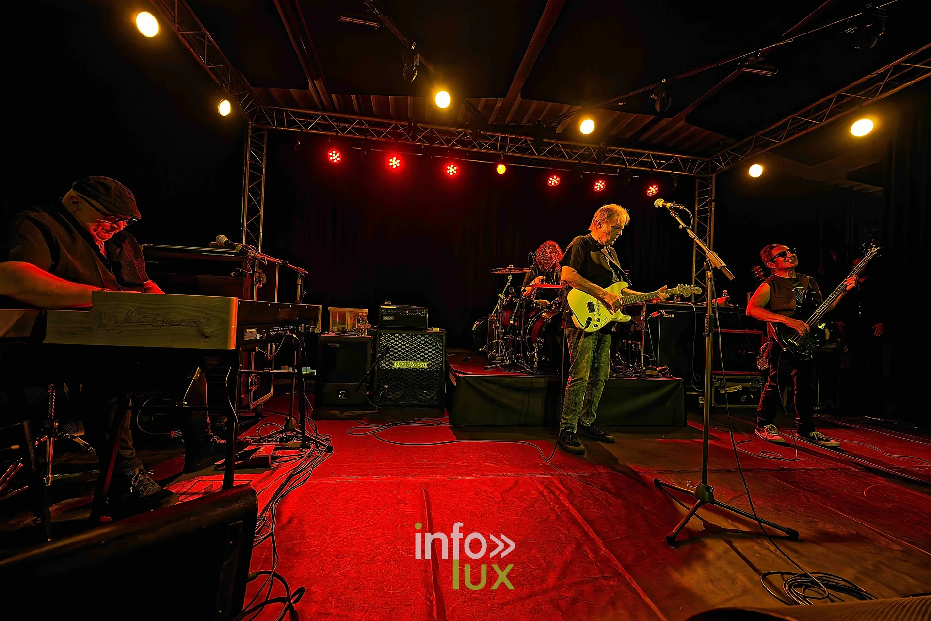 La scène du Zik-Zak pendant le concert de Walter Trout, concert au Zik-Zak d’Ittre, 25 octobre 2026 (photo Sante Broccolo)