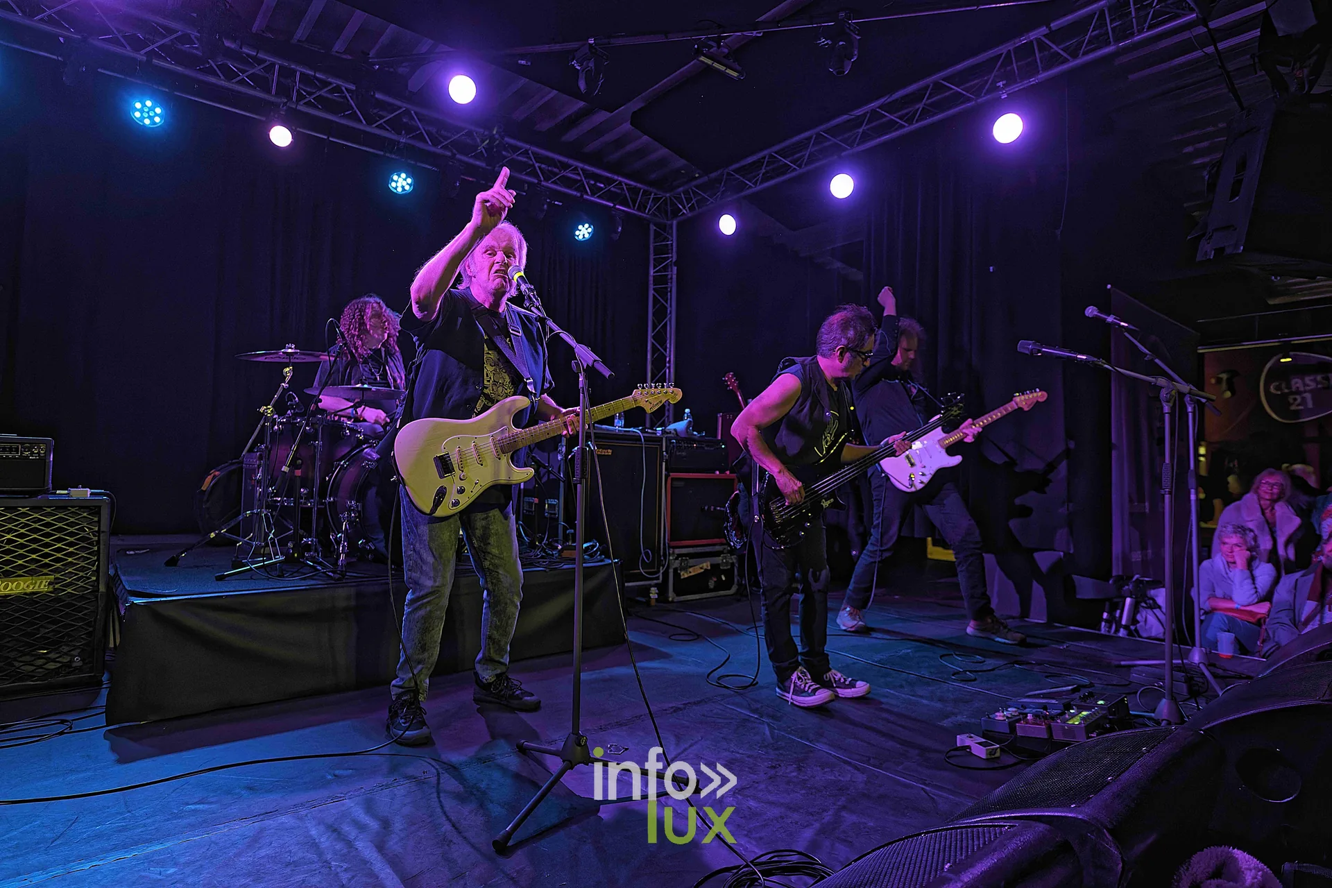 La scène du Zik-Zak pendant le concert de Walter Trout, concert au Zik-Zak d’Ittre, 25 octobre 2026 (photo Sante Broccolo)