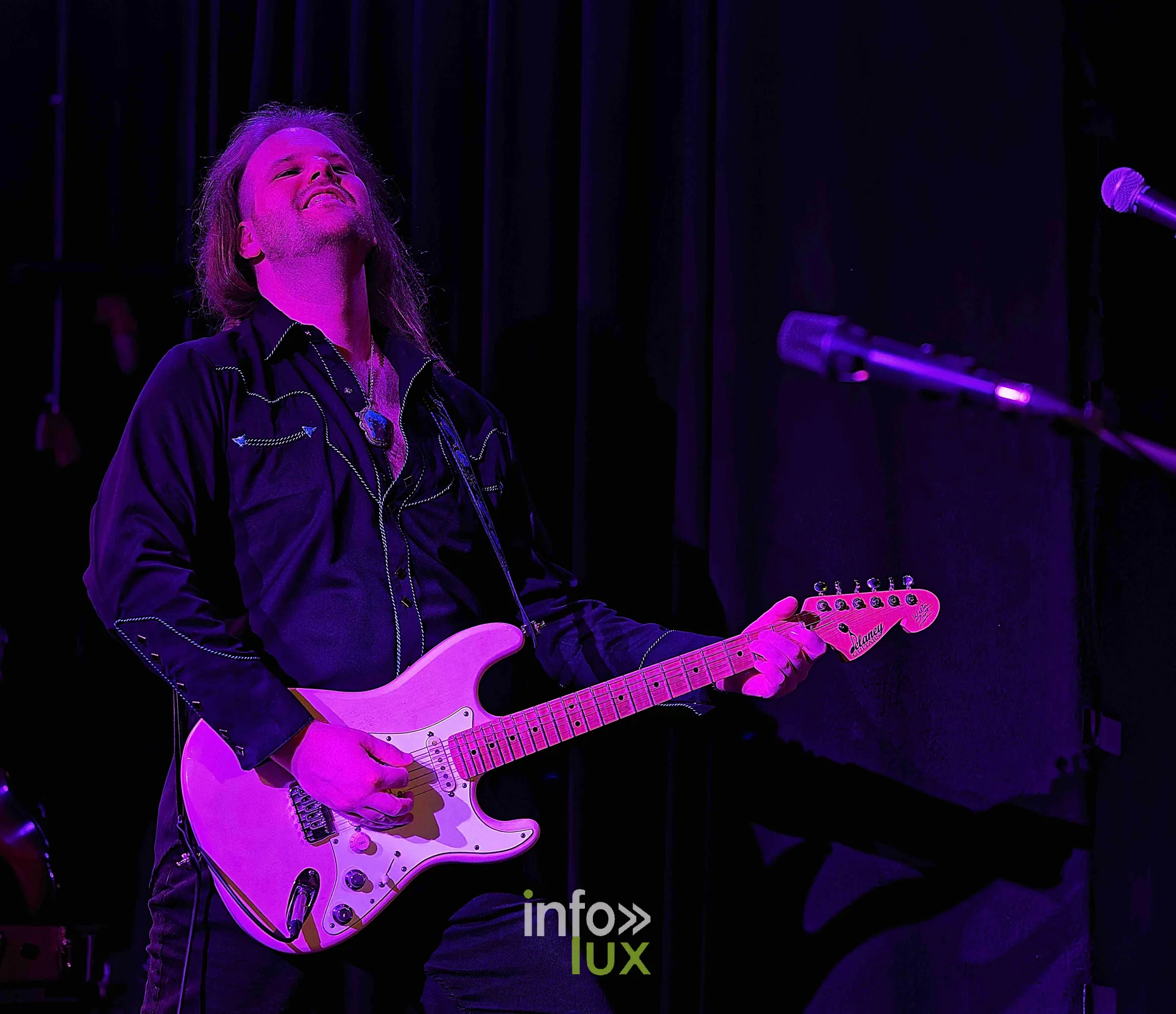 Un guitariste du groupe de Walter Trout, concert au Zik-Zak d’Ittre, 25 octobre 2026 (photo Sante Broccolo)